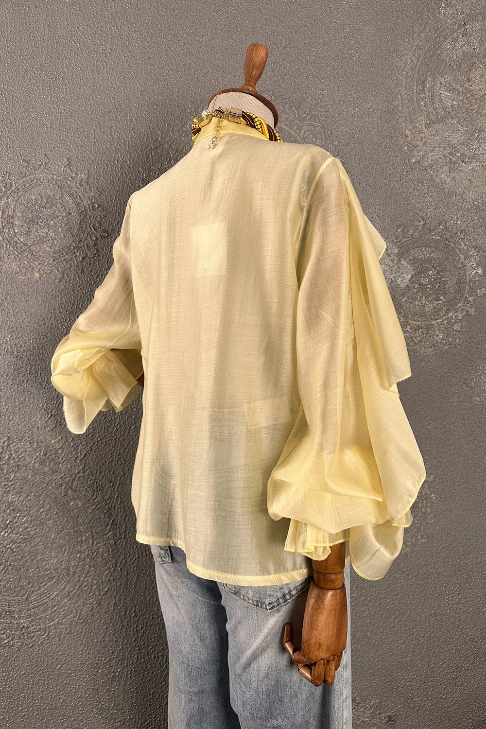 Sarı volanlı gömlek, hafif dokulu kumaş, oversize kesim, yandan görünüm, uzun kollu