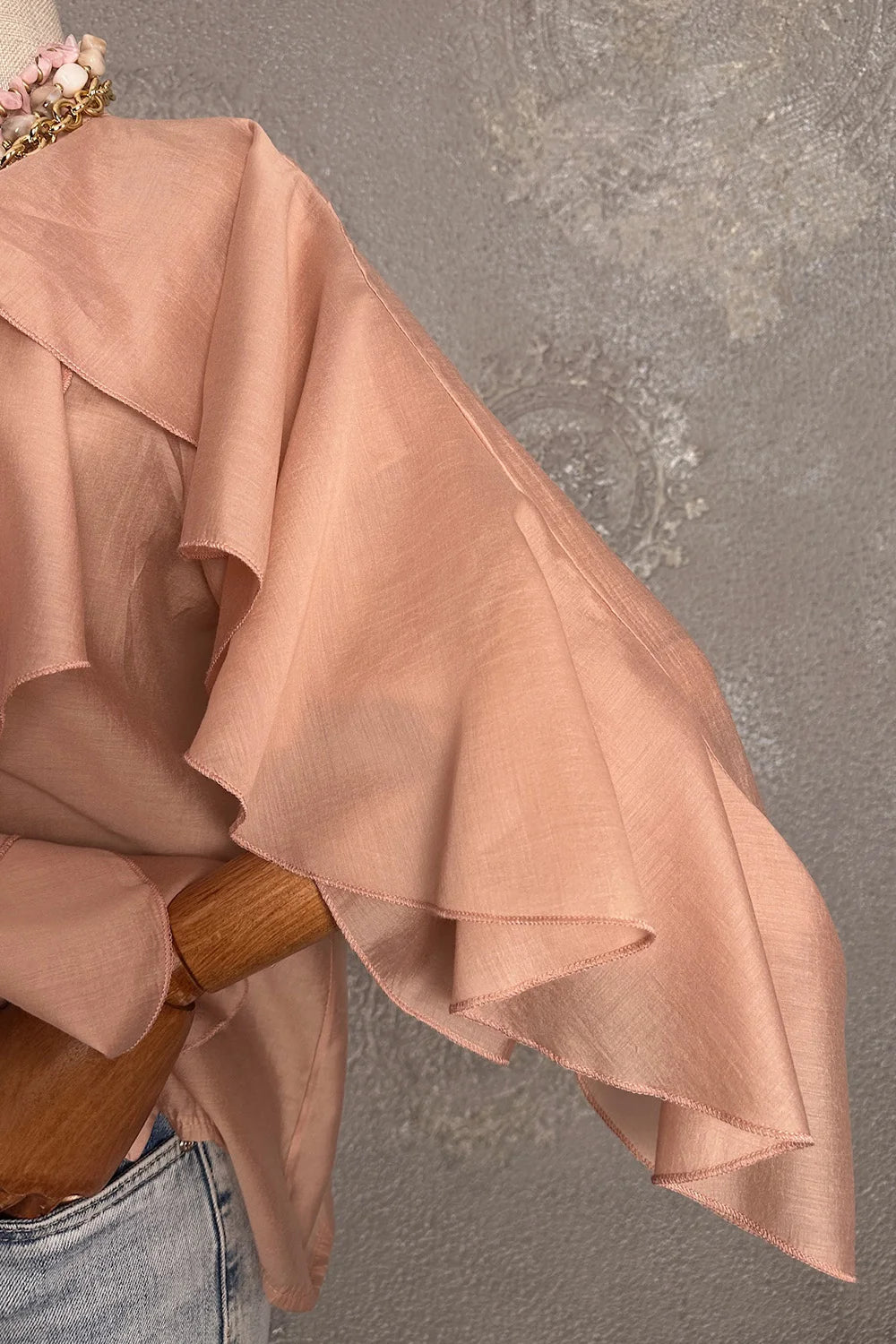 Pudra pembe volanlı gömlek, hafif dokulu kumaş, ruffled detaylı, yan görünüm