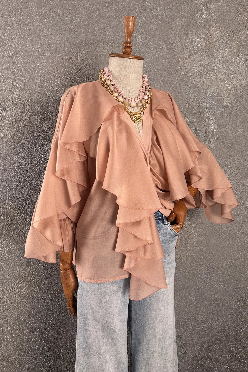Pudra rengi volanlı gömlek, hafif kumaş, oversize kesim, katmanlı fırfır detaylı, ön görünüm