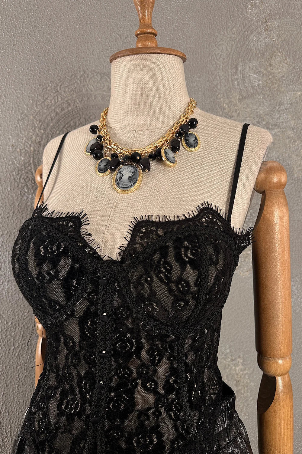 Siyah dantel bustiyer, altın zincir ve kameriyeli kolye detaylı, kadın giyim, önden görünüm
