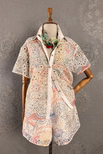 Krem rengi dantel işlemeli gömlek, pastel çiçek deseni, kısa kollu, oversize kesim, ön görünüş