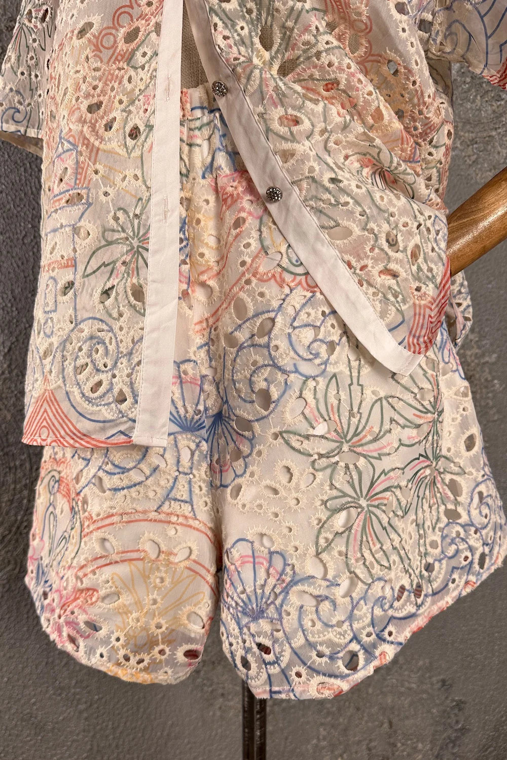 Krem renk çiçek desenli fisto takımı, dantel detaylı, geniş kesim, ön görünüm