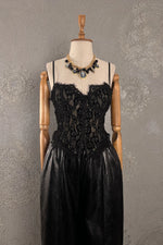 Siyah dantel bustiyer elbise, kadın giyimi, çiçek detaylı, kadife kumaş, önden görünüm, zarif kesim
