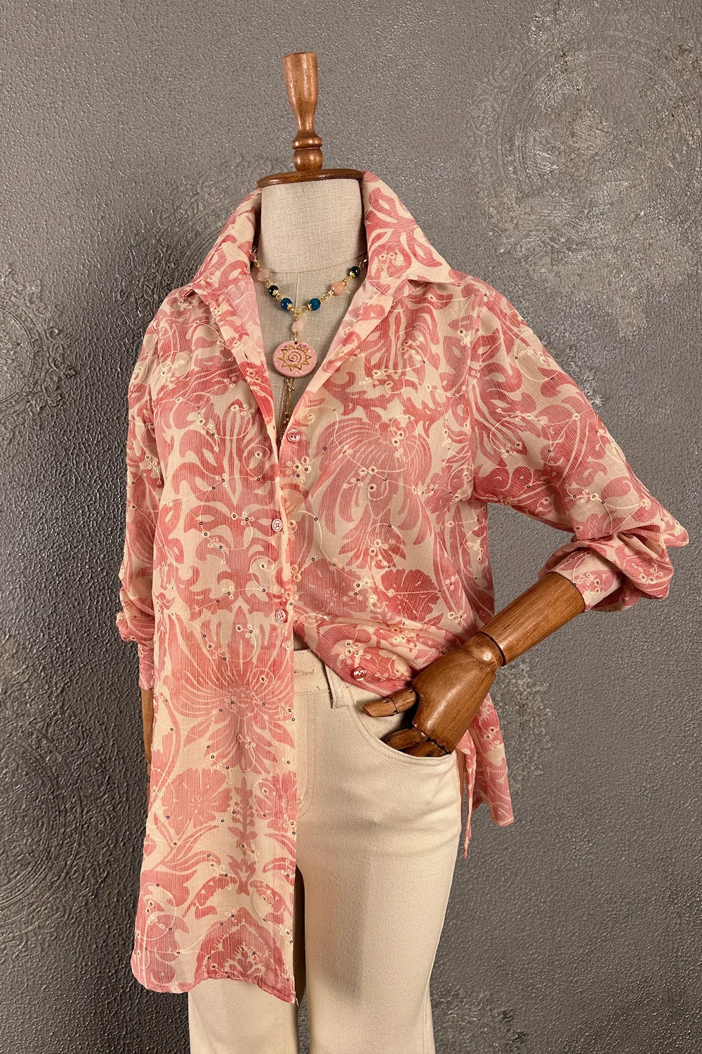 Pembe çiçek desenli gömlek, vintage stil, oversize kesim, keten kumaş, düğmeli, yandan görünüm.
