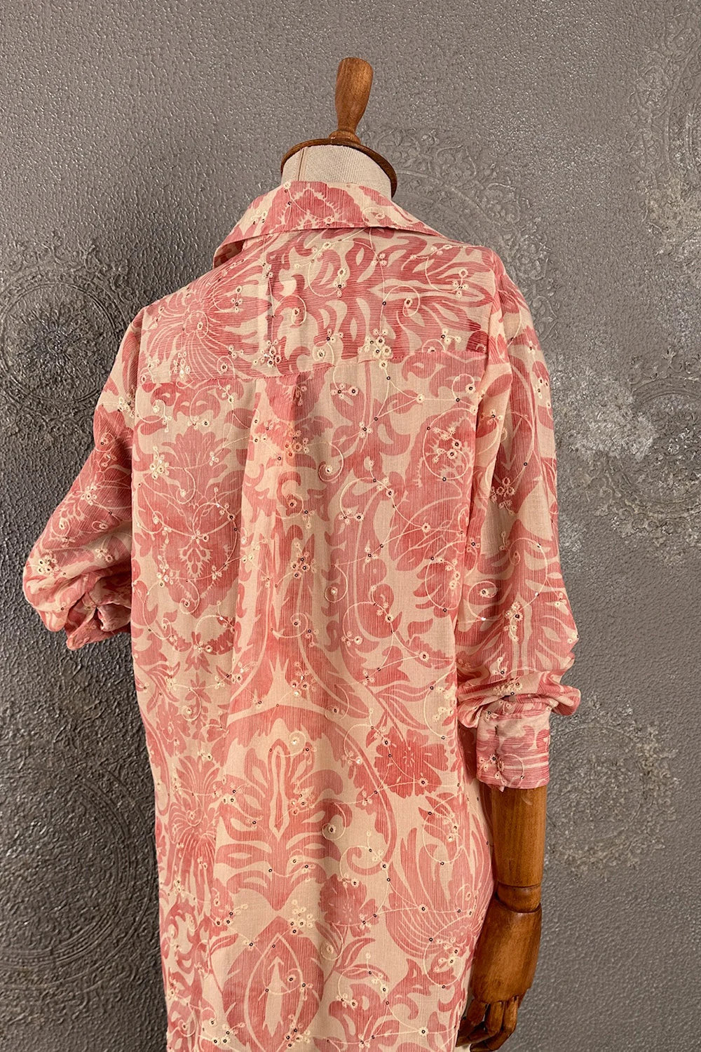 Pembe desenli gömlek, vintage çiçek motifi, uzun kollu, oversize kesim, yandan görünüm