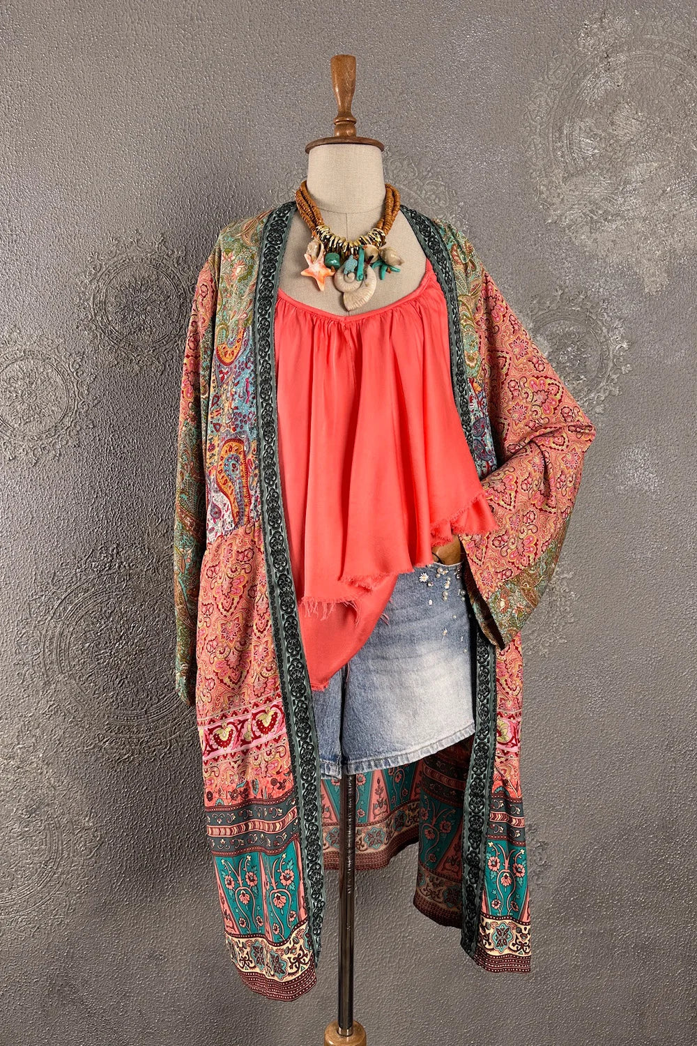 Mercan ipek kimono, etnik desen, uzun kesim, açık tasarım, kadın boho tarzı, önden görünüm