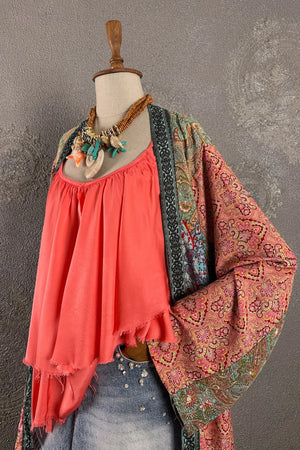 Mercan ipek kimono, çiçek desenli, altın detaylı, kadın boho tarzı kaftanı, yandan görünüm