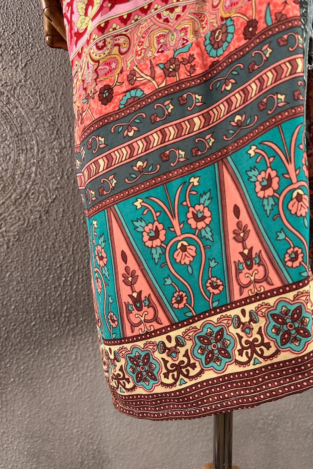 Renkli ipek kimono, çiçek ve geometrik desenli, pembe-turkuaz tonları, detaylı bordür işlemeli, yandan görünüm, kadın giyim aksesuar