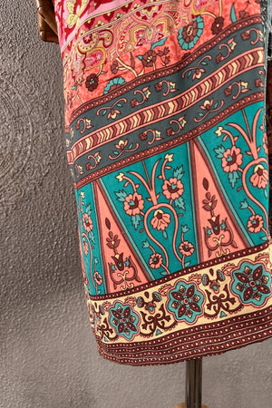 Renkli ipek kimono, çiçek ve geometrik desenli, pembe-turkuaz tonları, detaylı bordür işlemeli, yandan görünüm, kadın giyim aksesuar