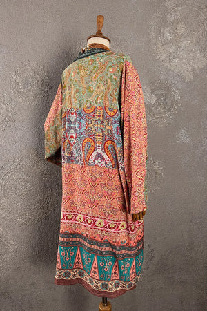 Renkli ipek kimono, çok renkli paisley ve geometrik desenleri, uzun kollu, açık kesim, yandan görünüm, kadın giyim aksesuar.