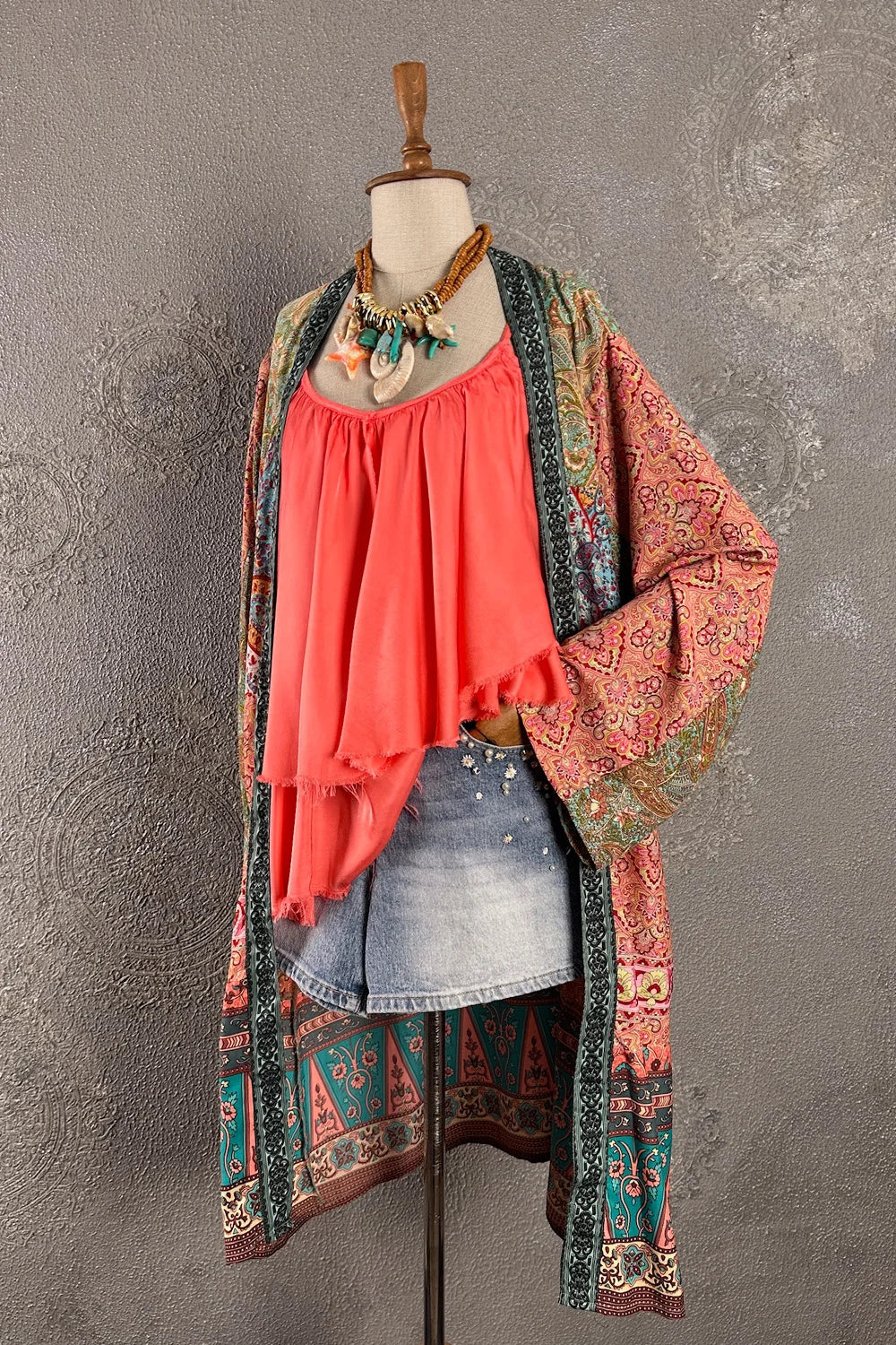 Mercan ipek kimono, çok renkli batik desen, uzun kesim, kadın boho tarzı, önden görünüm