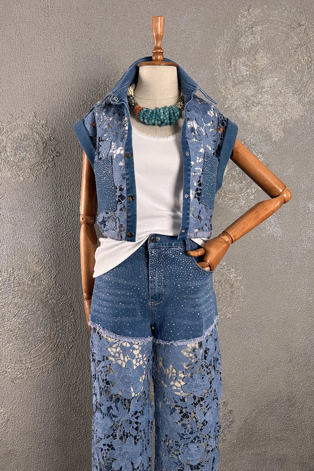 Mavi dantel detaylı denim takım, kolsuz yelek ve şort, dantel panelli, ön görünüm.