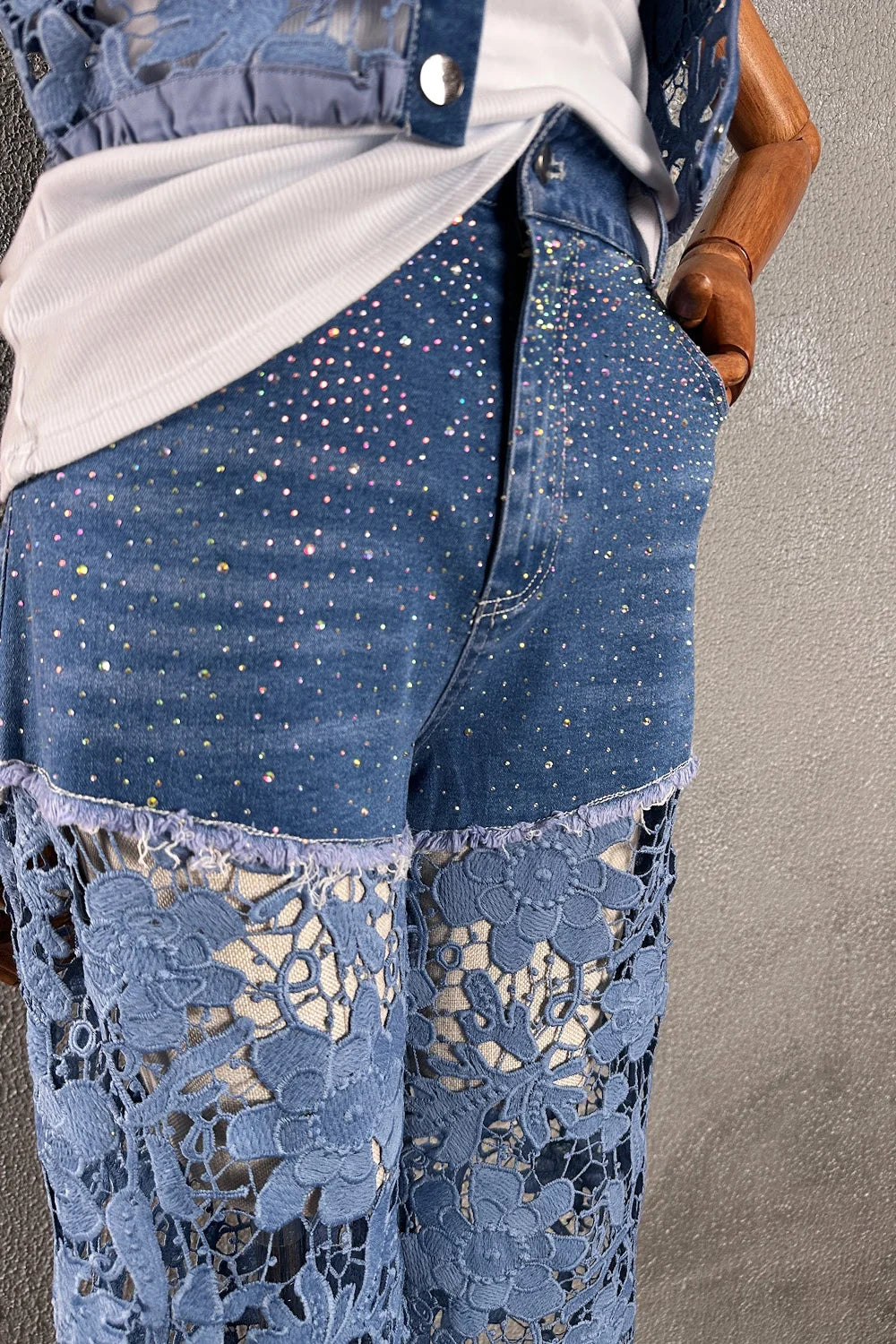 Mavi dantel detaylı denim şort takım, pullu üst, dantel paçalar, yırtık kesim, detay görünüm.