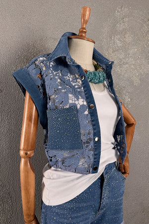 Mavi denim dantel takım, beyaz tişört, taş detaylı ceket, yeşil aksesuar, ön görünüm