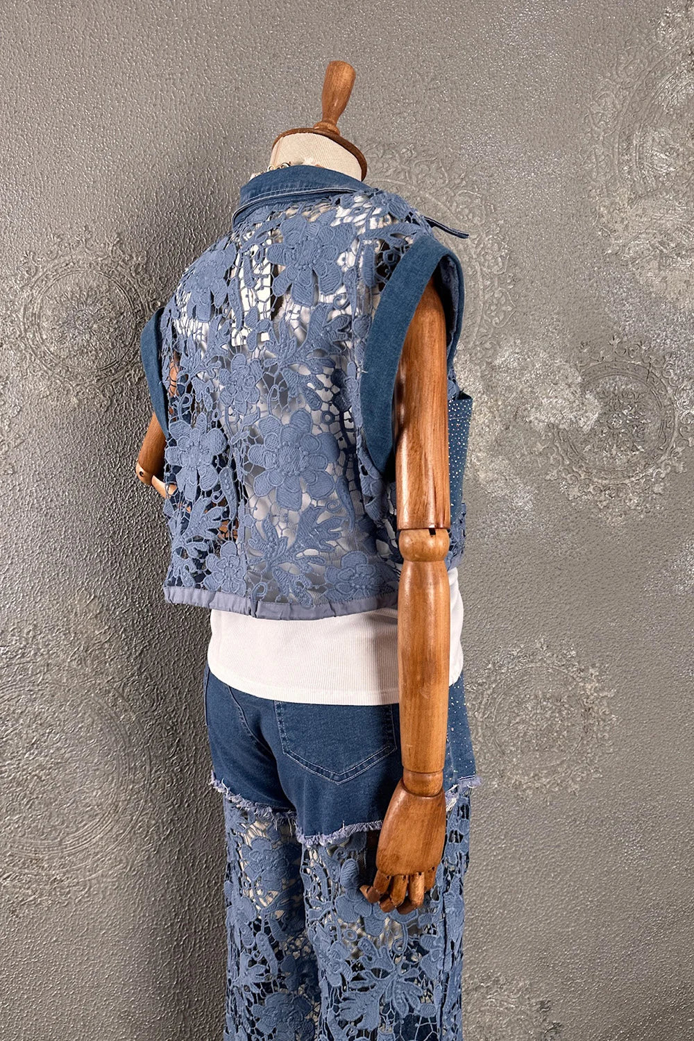Mavi dantel takım, denim detaylı, kolsuz yelek ve şort, yandan görünüm, ince işlemeli kumaş.