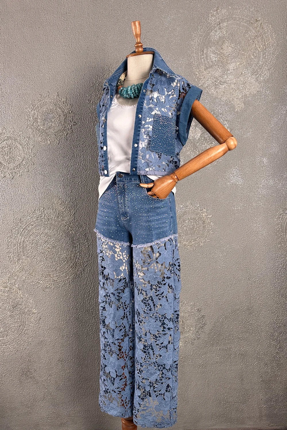 Mavi dantel detaylı denim takım, kısa ceket ve yüksek bel pantolon, ön görünüm