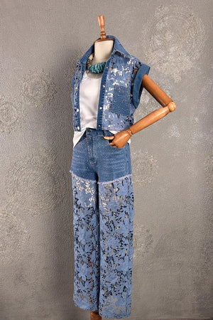 Mavi dantel detaylı denim takım, kısa ceket ve yüksek bel pantolon, ön görünüm