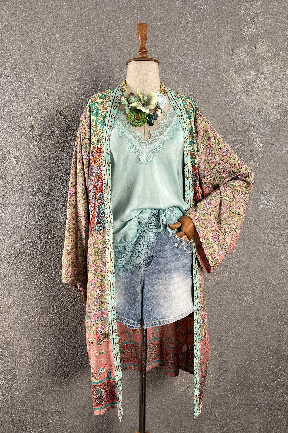 Renkli ipek kimono, çiçek broş detaylı, uzun kollu, açık mavi kadın üst giyim, bohem tarzı, önden görünüm
