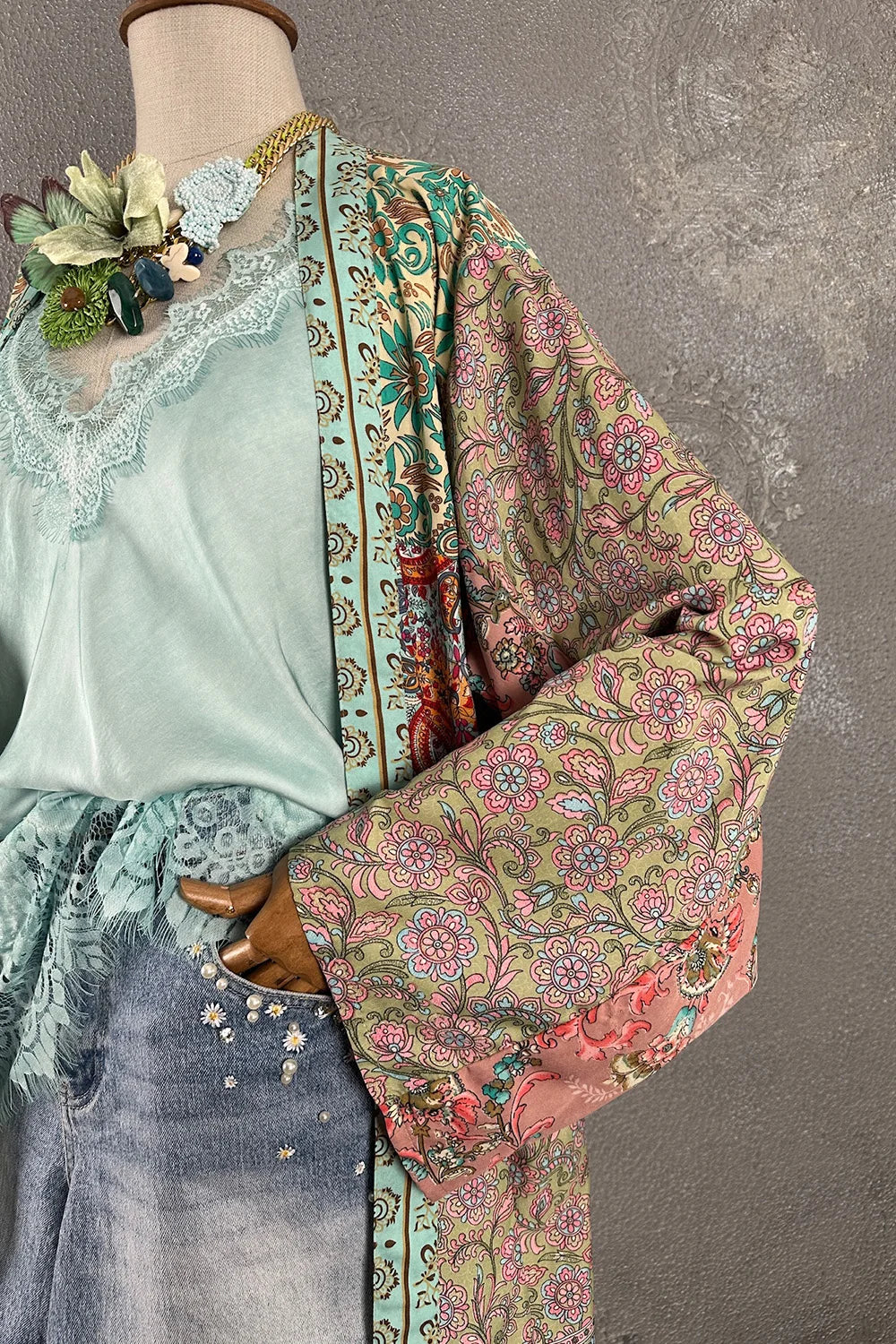 Çiçek desenli ipek kimono, pembe ve yeşil tonlar, vintage stil, kadın için, yandan görünüm, şık aksesuar