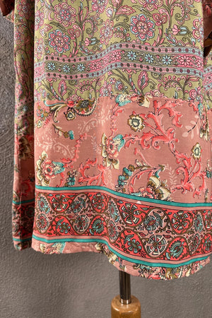 Pembe ipek kimono, çiçek desenli, turkuaz detaylı, uzun kollu, kadın giyim, detay görünüm
