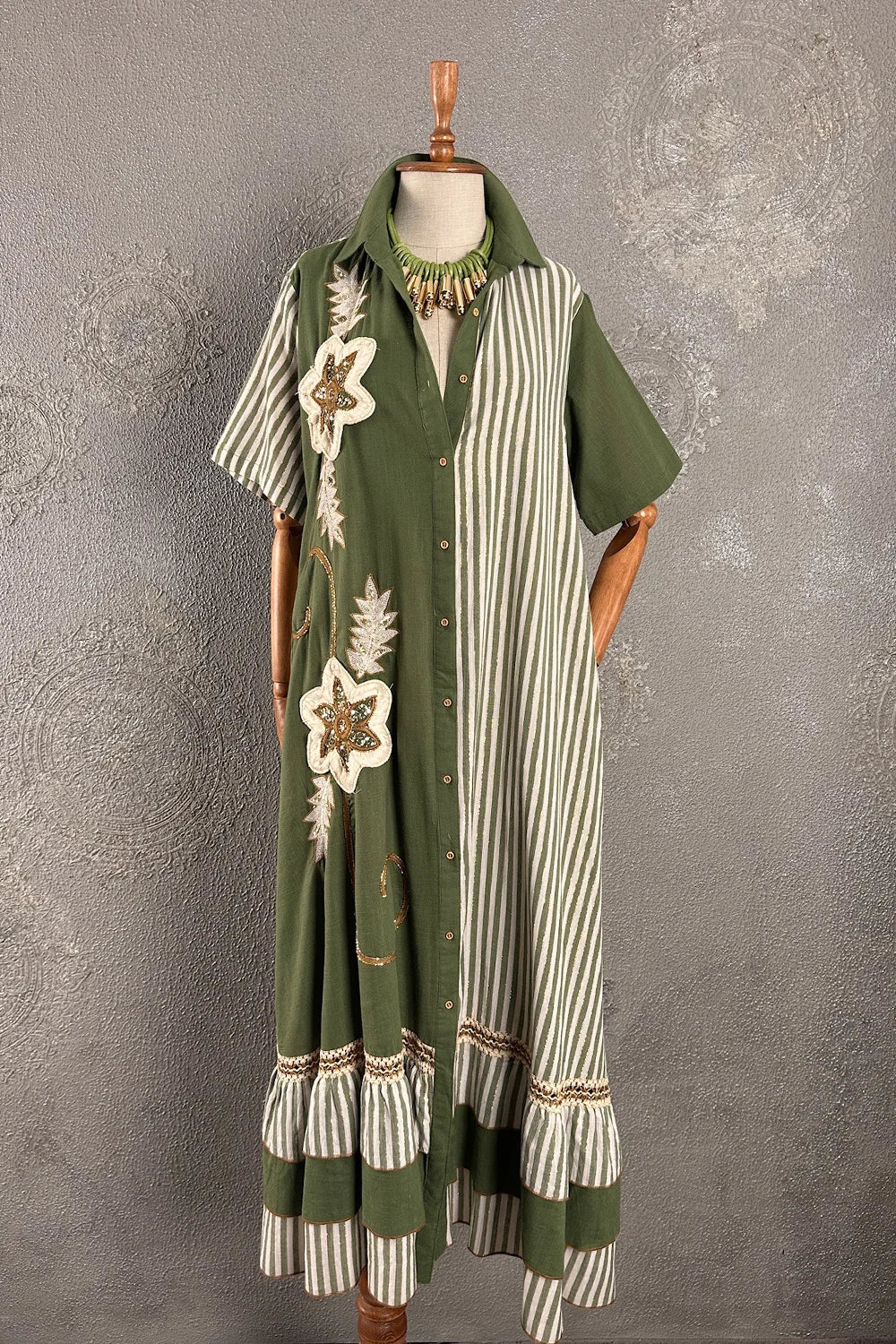 Yeşil bohem elbise, nakışlı çiçek detaylı, çizgili kumaş panelleri, uzun kesim, ön görünüm.