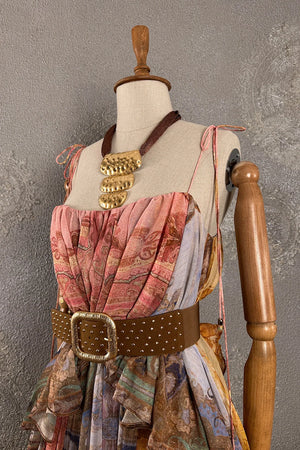 Pembe desenli maxi elbise, altın aksesuar detaylı, kadın giyim, önden görünüm, bohem tarzı