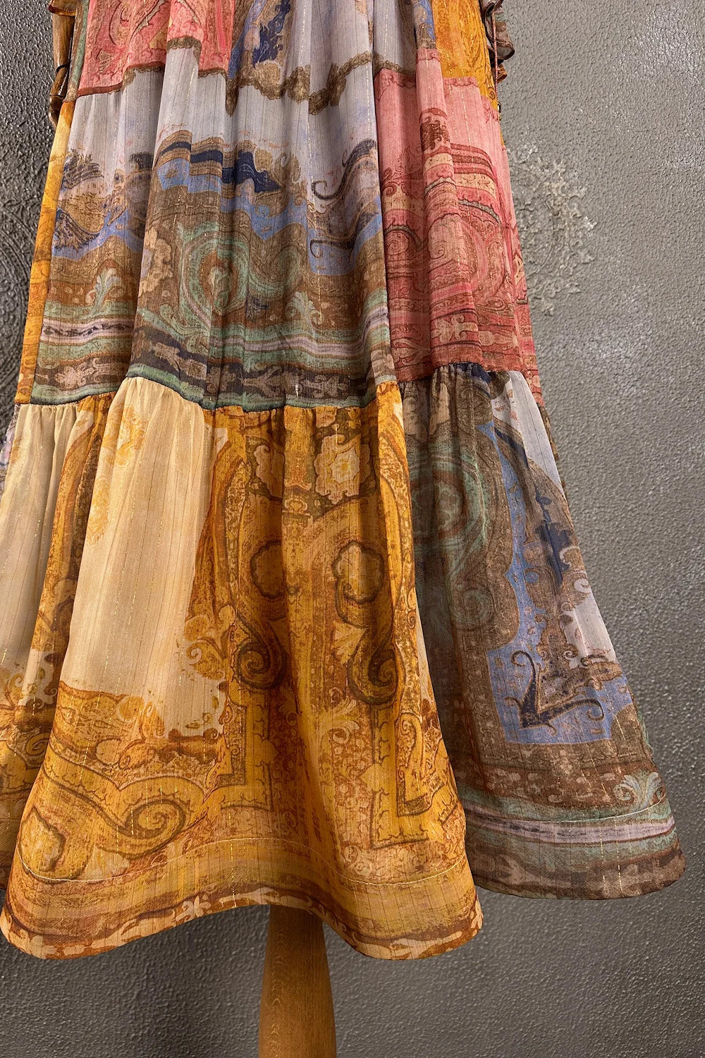 Renkli desenli maxi elbise, katmanlı kesim, vintage stil, detay görünüm, kadın giyim