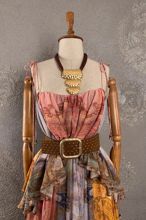 Pembe desenli maxi elbise, altın aksesuar detaylı, kadın için, vintage tarzı, önden görünüm