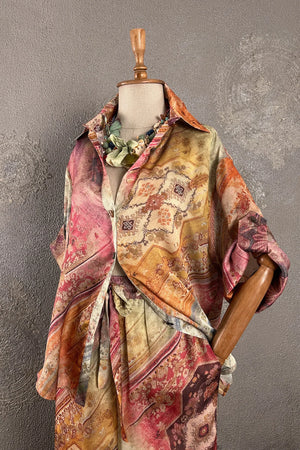 Renkli desenli saten kadın kimono, çiçek motifli, vintage tarzı, açık kesim, önden görünüm