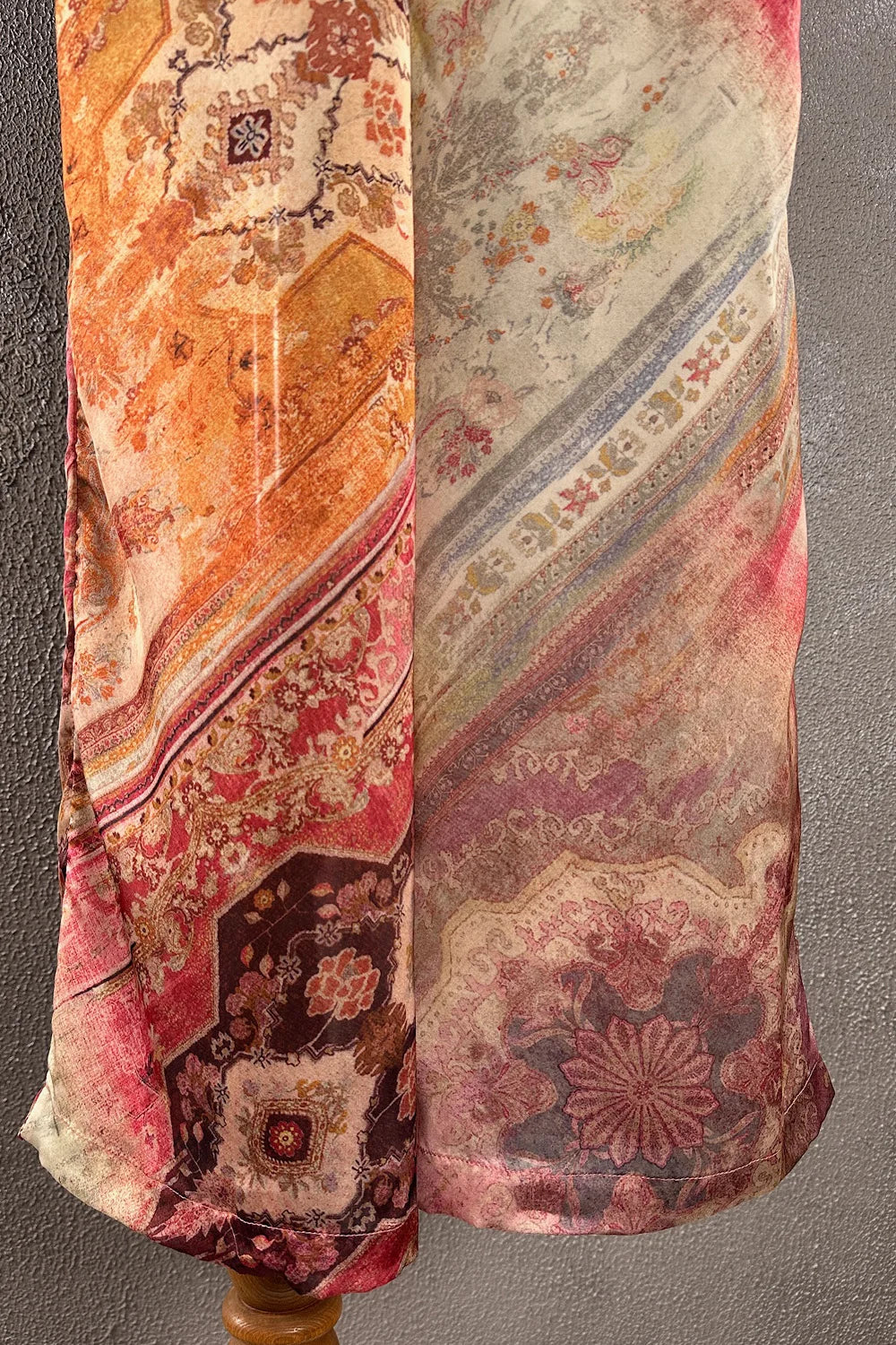 Desenli saten kadın takım, çok renkli çiçek motifli, vintage stil, iki parçalı set, detay görünüm