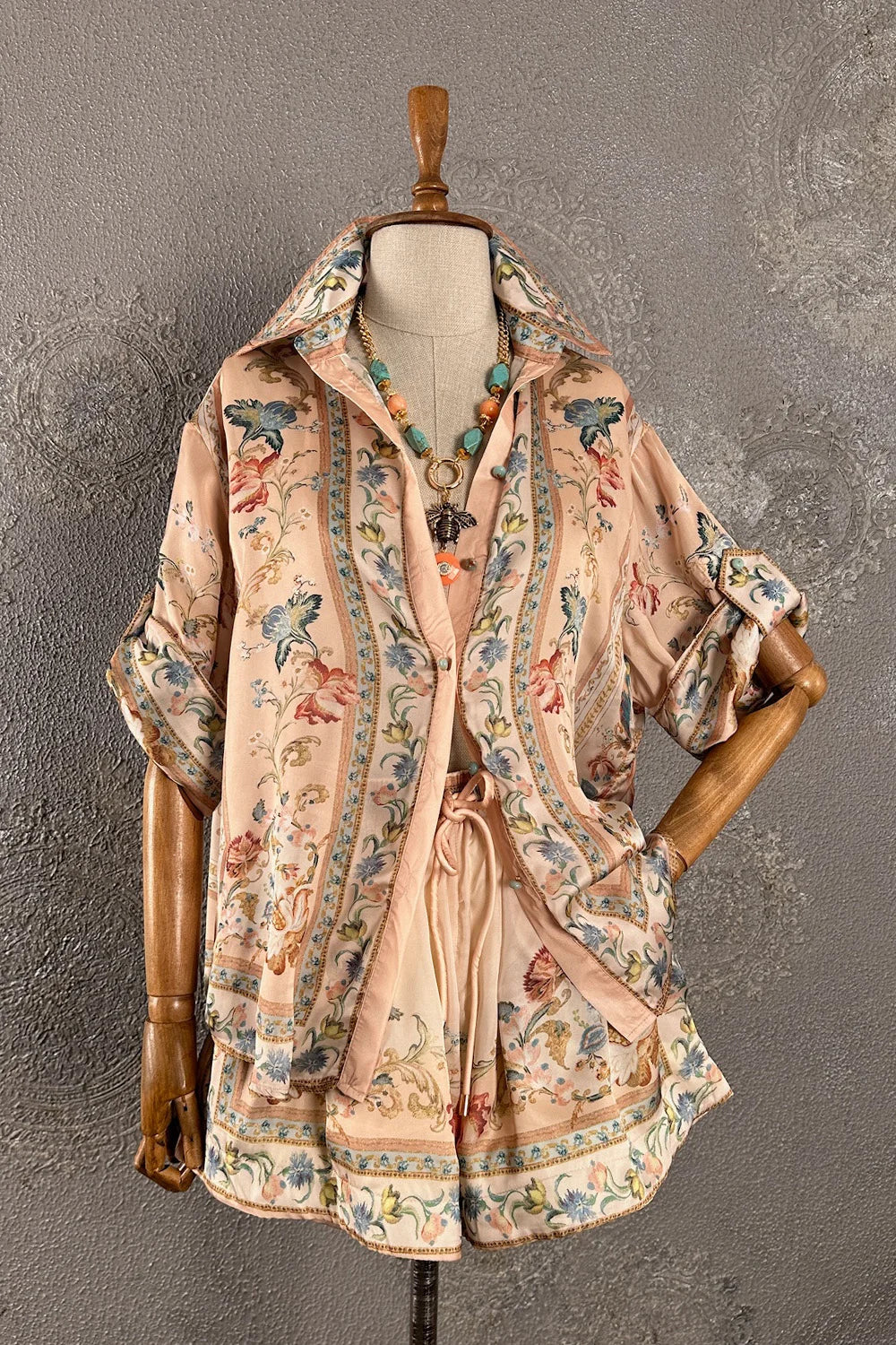 Krem ipek kadın şort takımı, çiçek desenli, dantel detaylı, vintage tarzı, önden görünüm