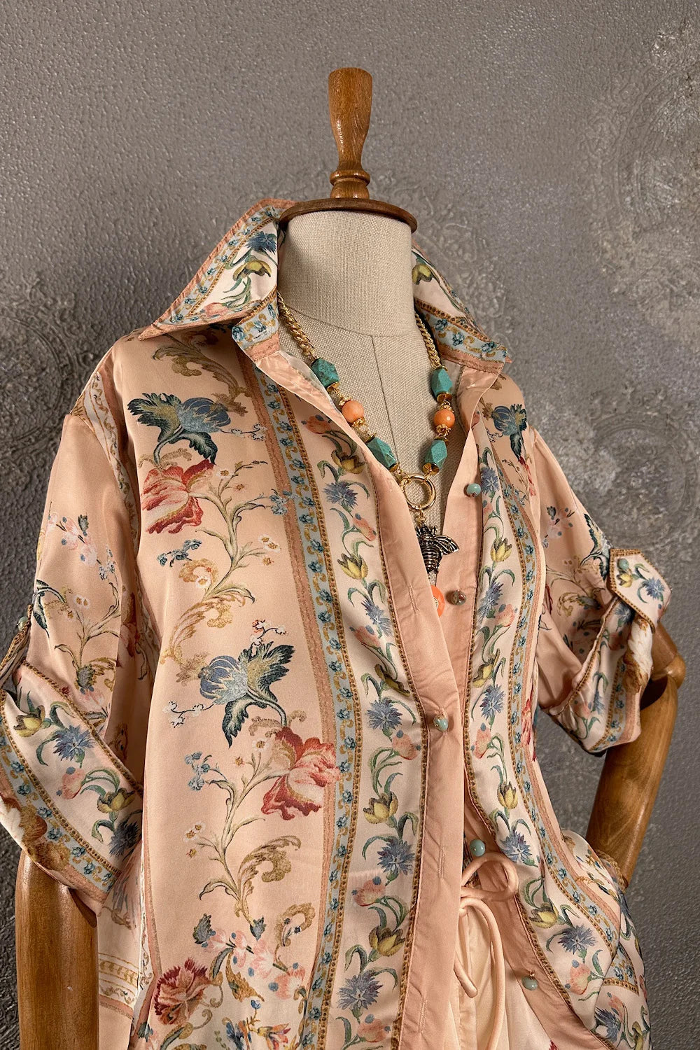 Krem ipek kadın şort takımı, çiçek desenli, vintage tarzı, önden görünüm, elegan kesim