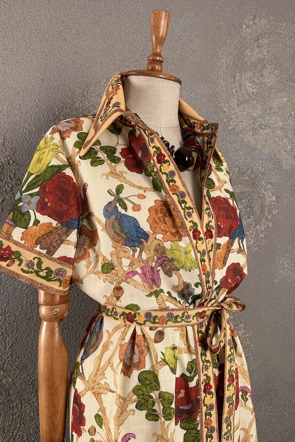 Krem çiçek desenli kadın gömlek elbise, kuşak detaylı, puf kollu, vintage stil, önden görünüm